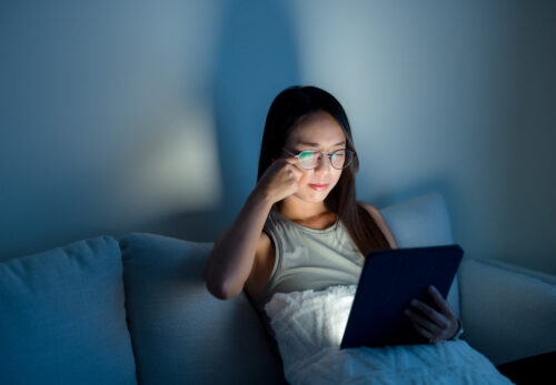 Zararlı Ekran Işıklarına Karşı Gözleri Nasıl Korumalı?