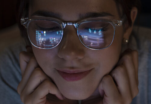 Mavi Işık Gözlükleri Hakkında Bilmeniz Gerekenler